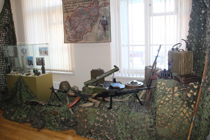 15 февраля 1989 года последняя колонна ограниченного контингента советских войск была выведена из Афганистана. С тех пор эта дата ежегодно отмечается, как день окончания необъявленной, но жестокой войны. 2 15 февраля 1989 года последняя колонна ограниченного контингента советских войск была выведена из Афганистана. С тех пор эта дата ежегодно отмечается, как день окончания необъявленной, но жестокой войны. 2
