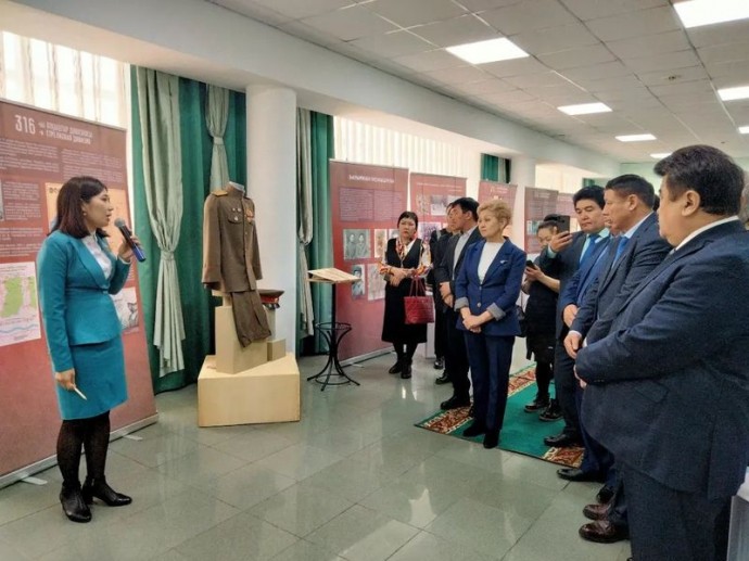 «Көкшетау - Қазақстанның 2021 жылғы мәдени астанасы» жобасы аясында 29 сәуір күні «Көкшетау» мәдениет сарайында Кеңес Одағының батыры Мәлік Ғабдуллиннің Мәскеу түбіндегі жасаған ерлігінің 80 жылдығына арналған «Ерлікке тағзым» атты көрмесі өтті 2 «Көкшетау - Қазақстанның 2021 жылғы мәдени астанасы» жобасы аясында 29 сәуір күні «Көкшетау» мәдениет сарайында Кеңес Одағының батыры Мәлік Ғабдуллиннің Мәскеу түбіндегі жасаған ерлігінің 80 жылдығына арналған «Ерлікке тағзым» атты көрмесі өтті 2