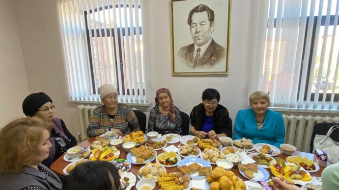 Музейімізге көп жылдар арнаған, оның дамуына үлес қосқан ардагерлерге даналық мен мейірімділік мерекесіне орай құрмет көрсетіліп, жылы жүздесу болды! 1 Музейімізге көп жылдар арнаған, оның дамуына үлес қосқан ардагерлерге даналық мен мейірімділік мерекесіне орай құрмет көрсетіліп, жылы жүздесу болды! 1