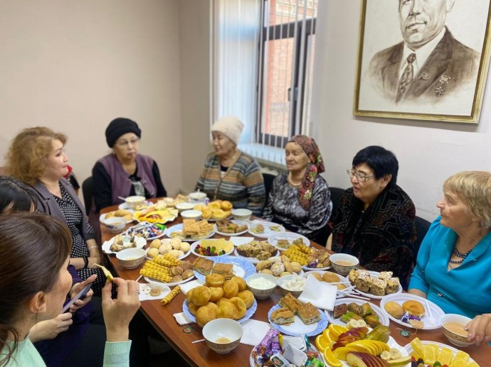 Музейімізге көп жылдар арнаған, оның дамуына үлес қосқан ардагерлерге даналық мен мейірімділік мерекесіне орай құрмет көрсетіліп, жылы жүздесу болды! 3 Музейімізге көп жылдар арнаған, оның дамуына үлес қосқан ардагерлерге даналық мен мейірімділік мерекесіне орай құрмет көрсетіліп, жылы жүздесу болды! 3