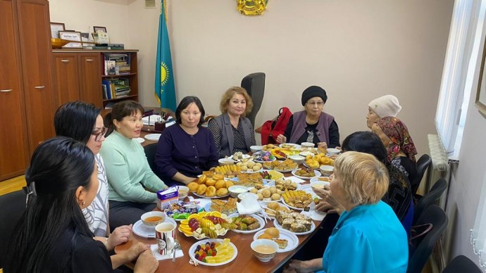 Музейімізге көп жылдар арнаған, оның дамуына үлес қосқан ардагерлерге даналық мен мейірімділік мерекесіне орай құрмет көрсетіліп, жылы жүздесу болды! 2 Музейімізге көп жылдар арнаған, оның дамуына үлес қосқан ардагерлерге даналық мен мейірімділік мерекесіне орай құрмет көрсетіліп, жылы жүздесу болды! 2